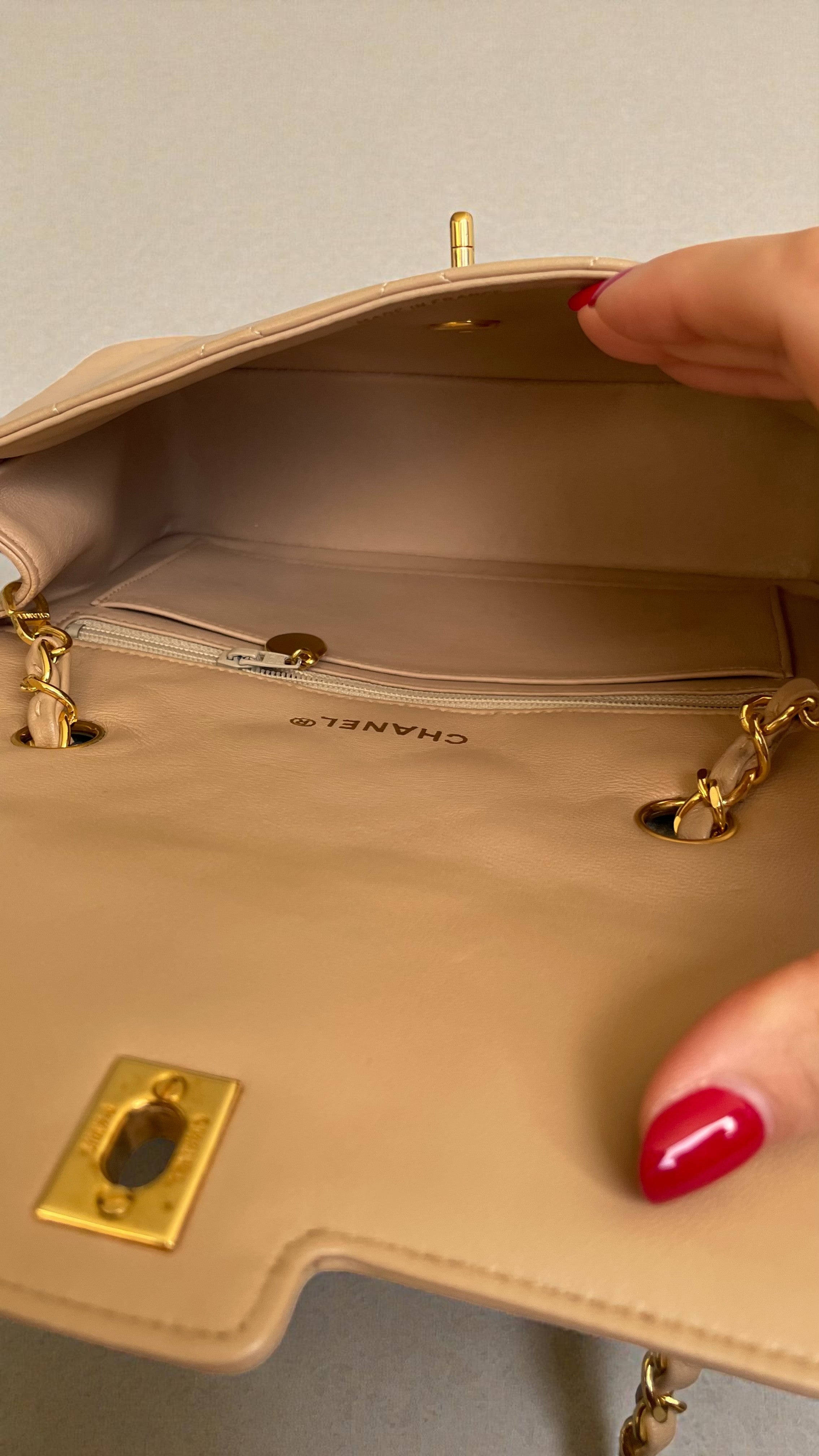 1989-1991 Chanel Vintage Matelassé Lambskin Quilted Flap Bag 24K Gold Hardware